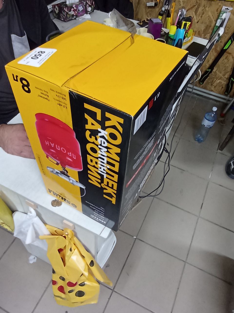 Газовий балон та смаколики для медиків-евакуаторів