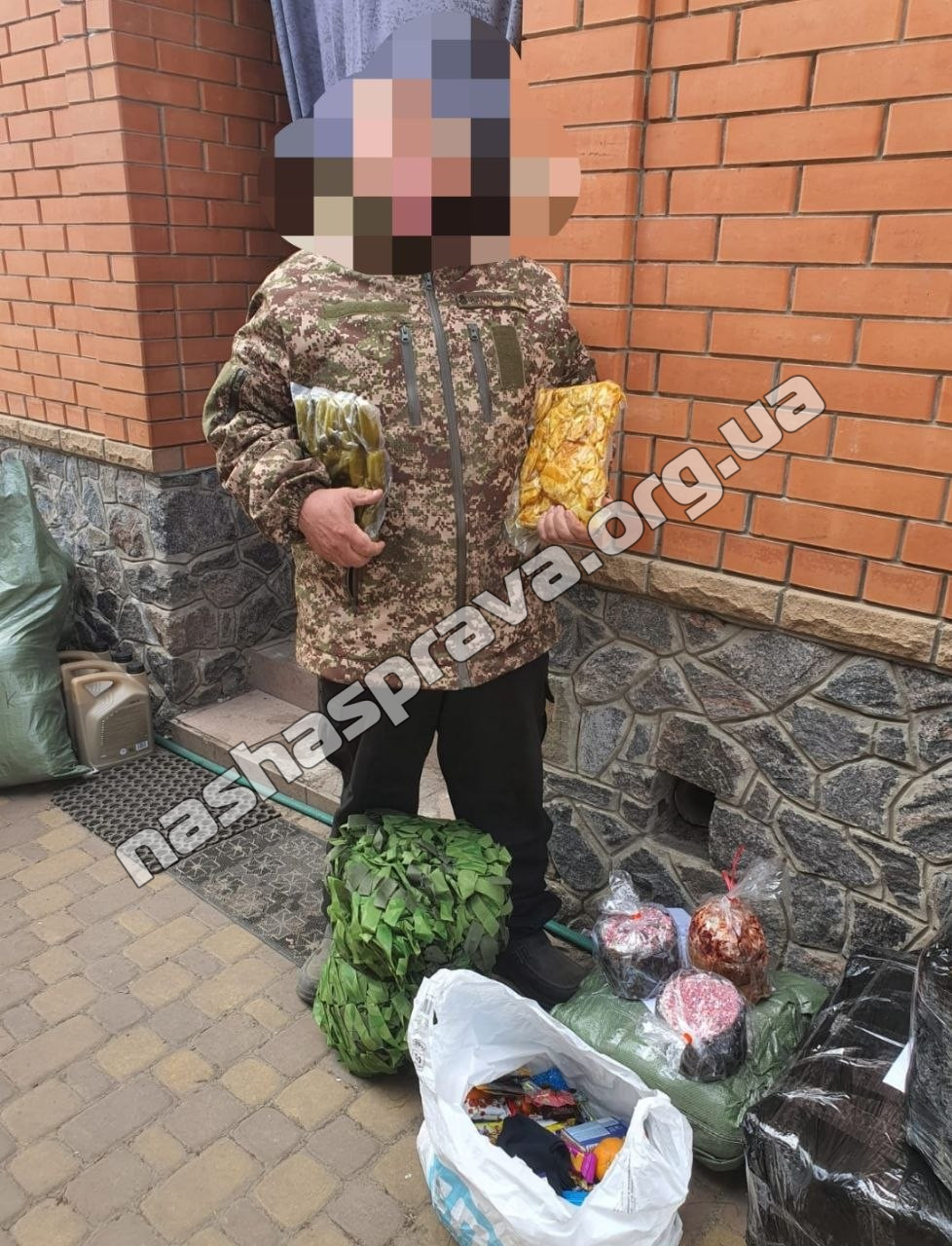 Масксітка та смаколики для «Хартії»